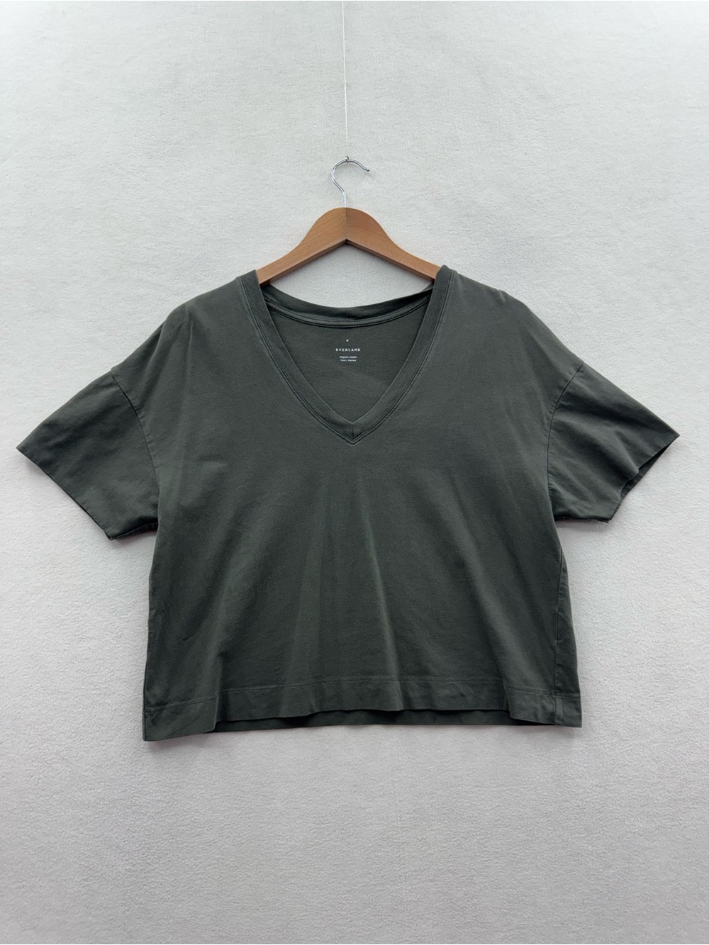 Everlane Women’s Medium Charcoal Black Cropped V Neck Short Sleeve T-Shirt